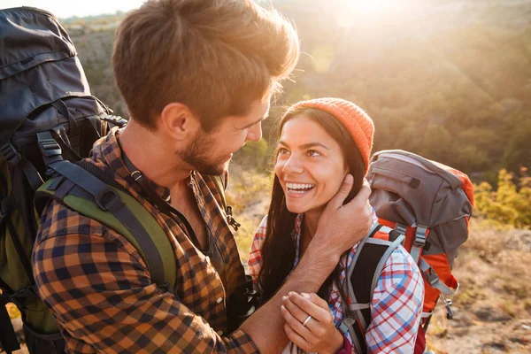 Szczęśliwa para w górach — Zdjęcie stockowe