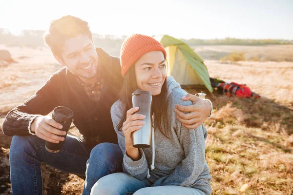 Coppia felice vicino alla tenda — Foto Stock