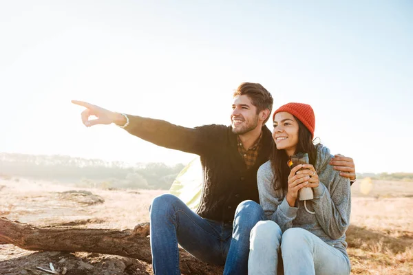 Smiling couple near the tent — Stock Photo, Image