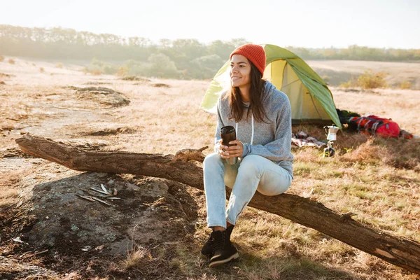 Donna vicino alla tenda — Foto Stock