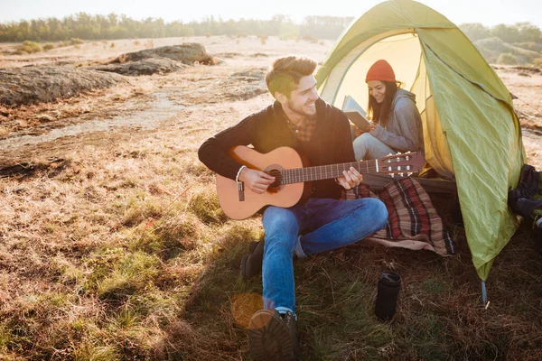 Coppia con chitarra in tenda — Foto Stock