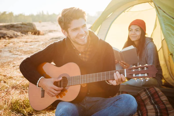 Junges Paar mit Gitarre im Zelt — Stockfoto