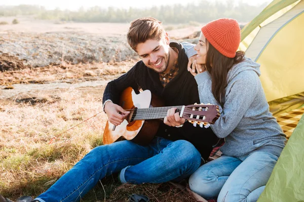 Couple with guitar outdoors — Stock Photo, Image