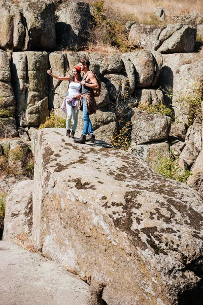 Feliz hombre y mujer tomando autorretrato con paisajes de montaña —  Fotos de Stock