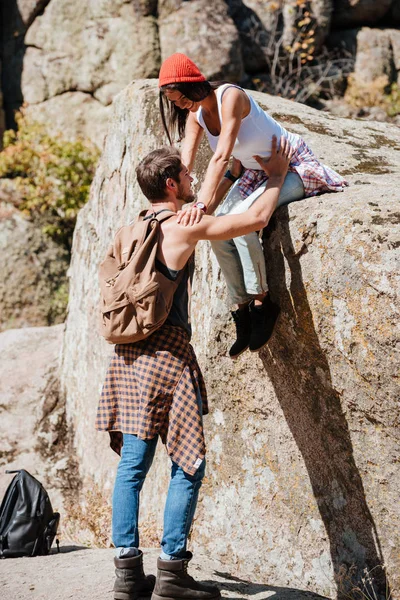 Homem e mulher trabalho em equipe escalada ou caminhadas — Fotografia de Stock