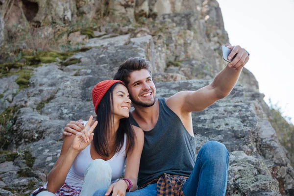 Paar macht Selfie auf Felsen — Stockfoto