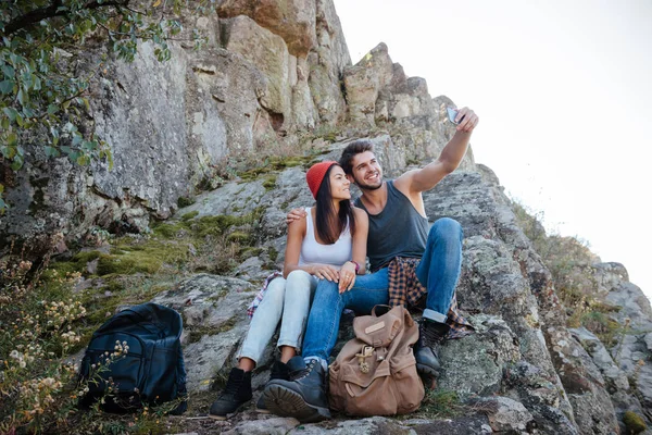 Jong koppel maken selfie op rots — Stockfoto