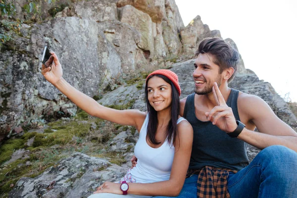 Casal feliz fazer selfie no rock — Fotografia de Stock