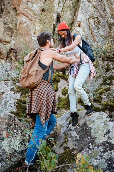 Повна довжина чоловік і жінка ходять по каменю — стокове фото
