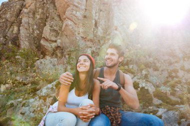 kayalıklarda oturan Çift