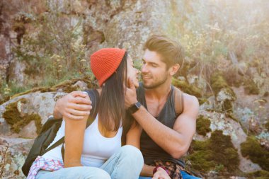 Kayanın üzerinde Romantik Çift