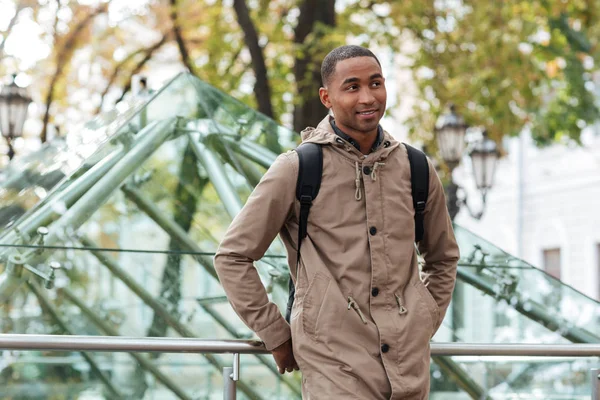 Jovem africano alegre andando na rua — Fotografia de Stock