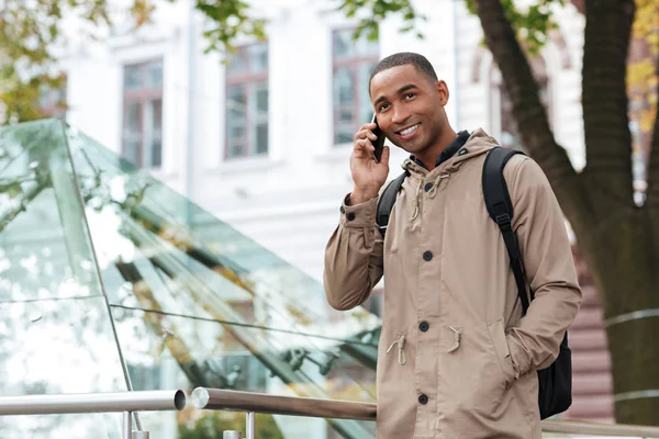 Wesoły młody człowiek Afryki rozmowy na jego telefon przy ulicy — Zdjęcie stockowe