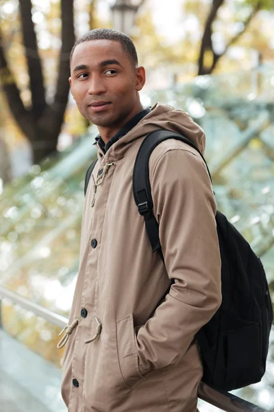 Jovem africano alegre andando na rua — Fotografia de Stock