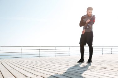 Tam uzunlukta runner seyir telefon denize yakın