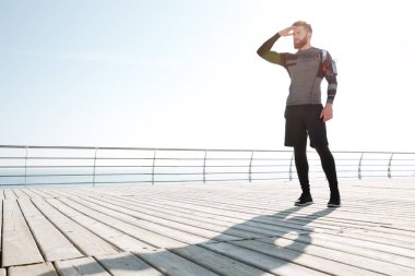 Tam uzunlukta runner uzağa arıyorsunuz deniz kenarında