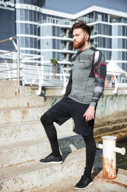 Tam uzunlukta runner denize yakın
