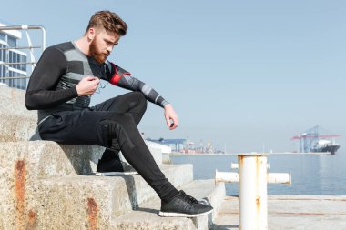 Merdivenlerde oturan ciddi runner