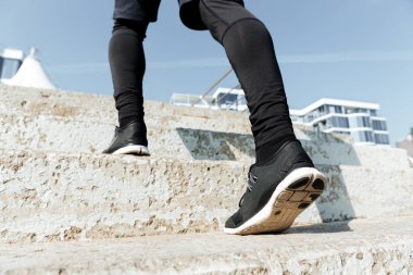 Runner merdivenlerde ayakları