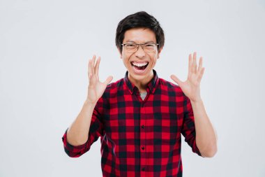 El eller genç Asyalı adam çığlık