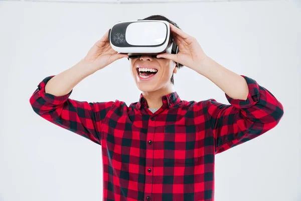 Homem feliz vestindo dispositivo de realidade virtual — Fotografia de Stock