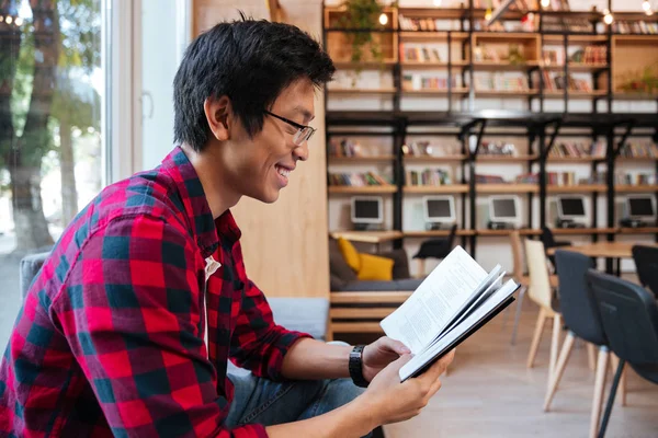 Asiatico uomo seduta a il biblioteca e lettura — Foto Stock