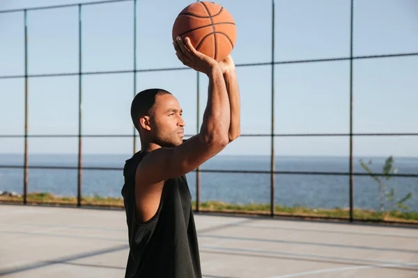 Retrato de un deportista afroamericano concentrado jugando baloncesto — Foto de Stock