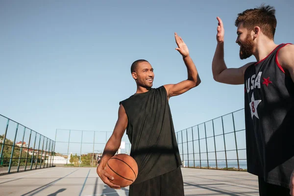 Para olahragawan memberikan tos saat bermain basket di taman bermain — Stok Foto