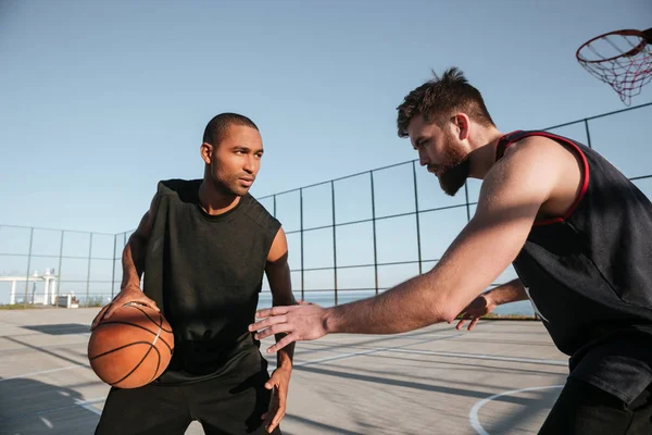 Dua olahragawan muda bermain basket di taman bermain — Stok Foto