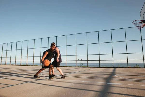 Retrato de dois desportistas a jogar basquetebol no parque infantil — Fotografia de Stock