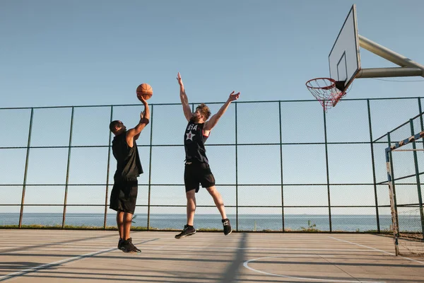 Dois desportistas a jogar basquetebol — Fotografia de Stock