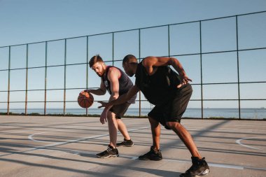 İki sağlıklı basketbolcular Bahçesi