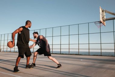 basketbol oynarken iki sporcu