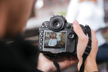 Fotoğraf makinesi holded kadının fotoğrafını çekmek adam fotoğrafçı tarafından