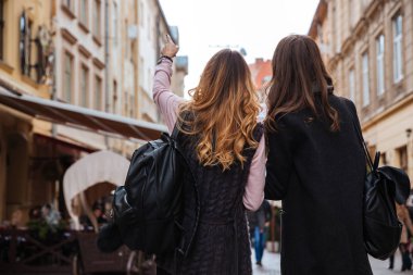 İki model arkadan görünüm