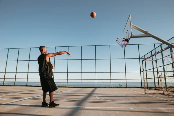 Jogador de basquete marcando um ponto — Fotografia de Stock