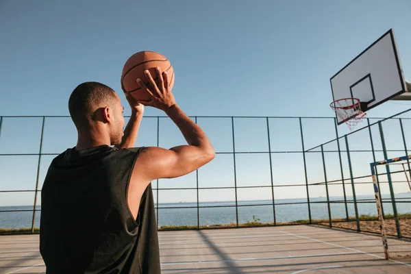 Africano jogador de basquete jogando bola — Fotografia de Stock