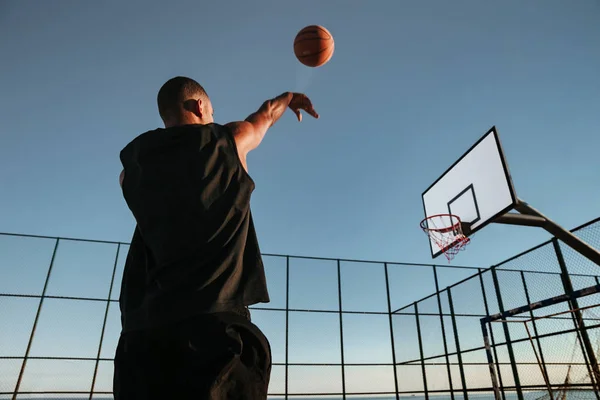 Afro-amerikai kosárlabdázó, karcolás egy pont — Stock Fotó