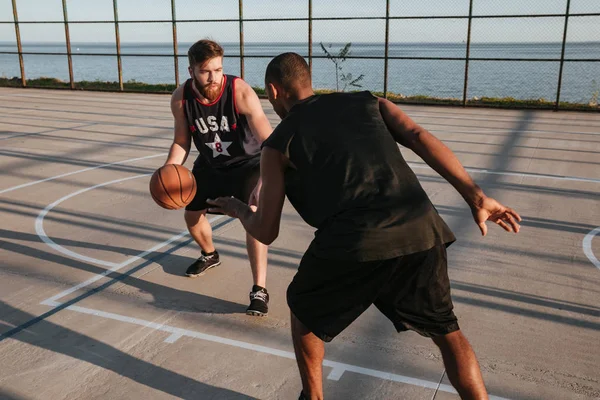 Dua pemuda olahraga bermain basket di taman bermain — Stok Foto