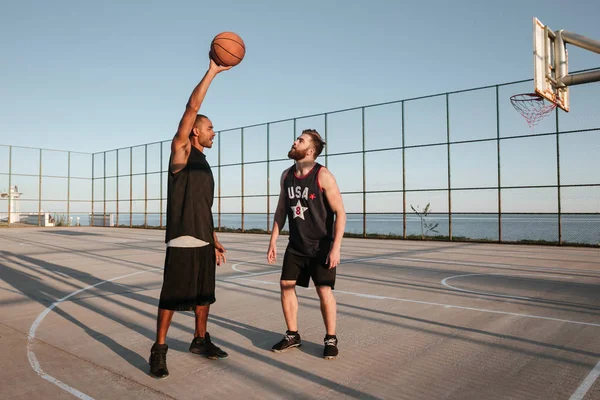 Potret dua pemuda bermain basket di taman bermain — Stok Foto