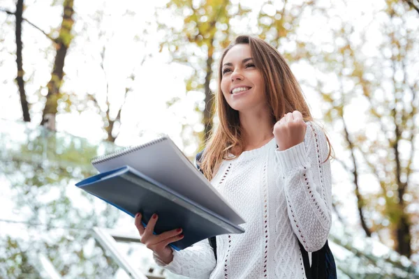 Feliz mujer emocionada con portátil de pie y celebrando el éxito al aire libre — Foto de Stock