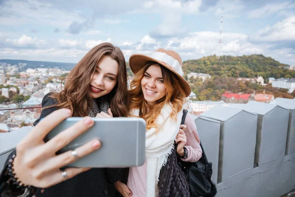 Νεαρά κορίτσια κάνουν μια selfie — Φωτογραφία Αρχείου