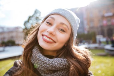 gülümseyen kız ceket