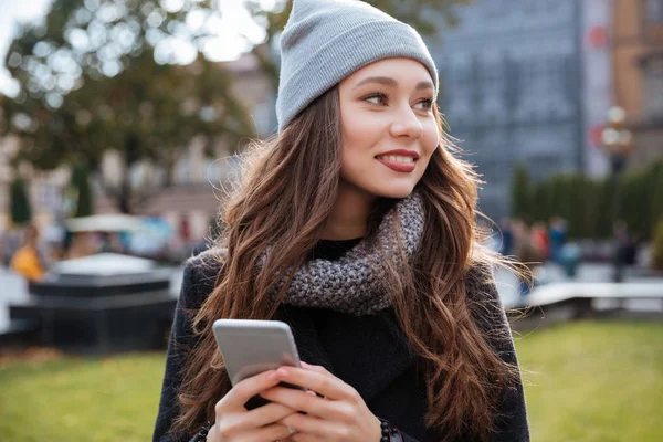 Mujer sonriente en abrigo —  Fotos de Stock