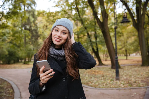 携帯電話で笑顔の女の子 — ストック写真