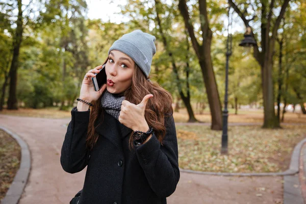 Jolie fille avec téléphone — Photo