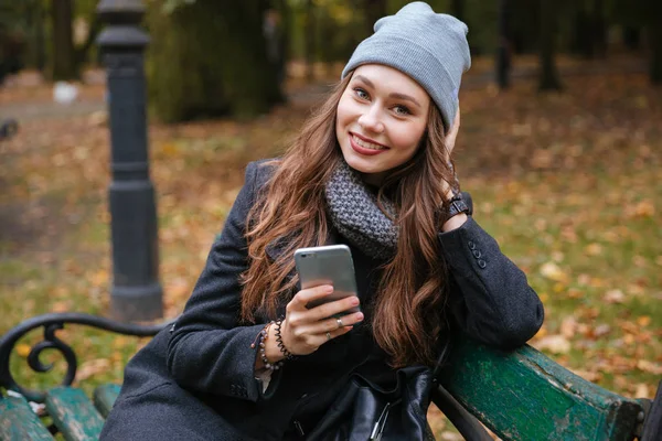 Mladá dívka s telefonem — Stock fotografie