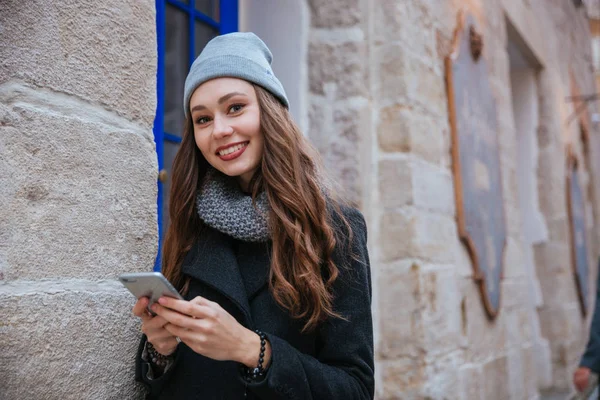 Modelo sonriente con teléfono —  Fotos de Stock