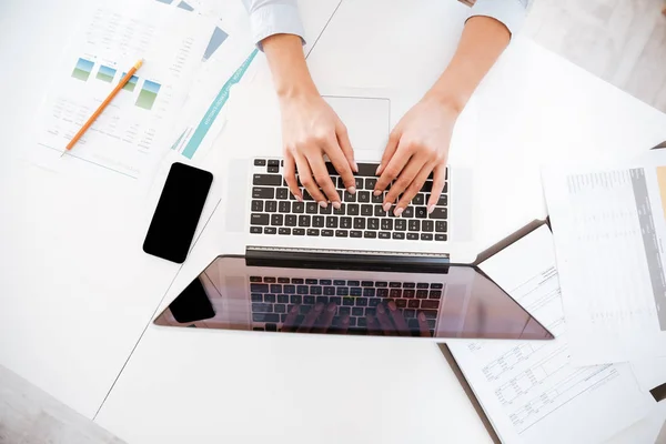 Foto recortada de la mujer de negocios utilizando el ordenador portátil . — Foto de Stock