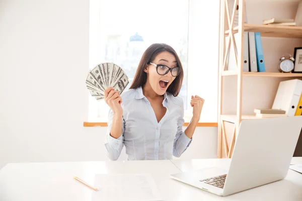 Geschäftsfrau hält Geld in der Hand und macht Siegergeste — Stockfoto